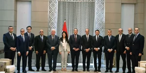 رئيس الوزراء يُكرم "الوزراء السابقين"