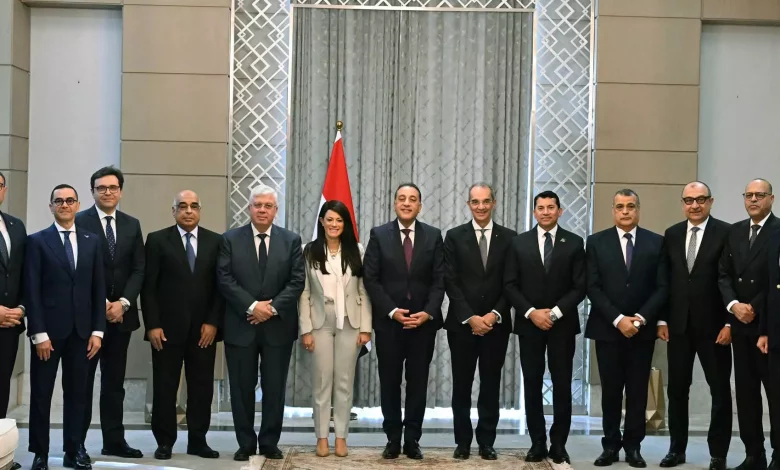 رئيس الوزراء يُكرم "الوزراء السابقين"