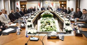 وزير الشباب والرياضة يبحث خطط التعاون مع “استادات” لتطوير المشروعات الرياضية